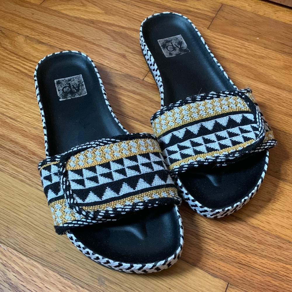 Dolce Vita slide with tribal pattern